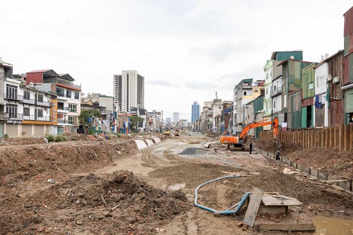 Trong khi đó, Sở Nông nghiệp và Môi trường được giao nghiên cứu phương án bố trí “lối ưu tiên” hoặc “làn xe riêng” phục vụ vận chuyển chất thải xây dựng từ các dự án trọng điểm nhằm rút ngắn thời gian xử lý, góp phần đẩy nhanh tiến độ thi công. Ban Quản lý dự án đầu tư xây dựng công trình dân dụng Thành phố cũng được yêu cầu tăng cường phối hợp với các sở, ngành để kịp thời xử lý các vướng mắc phát sinh, bảo đảm dự án hoàn thành theo kế hoạch.