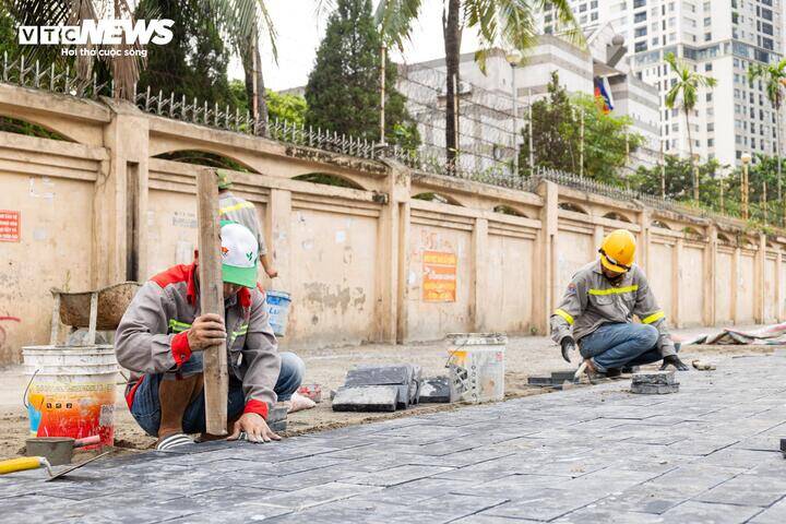 Song song với đó, công tác lát đá vỉa hè cũng đang được triển khai đồng loạt.