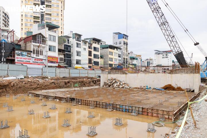 Tại hai nút giao Giảng Võ - Láng Hạ và Nguyễn Chí Thanh, công trường vẫn duy trì nhiều mũi thi công. Các trụ cầu vượt đã dần thành hình.
