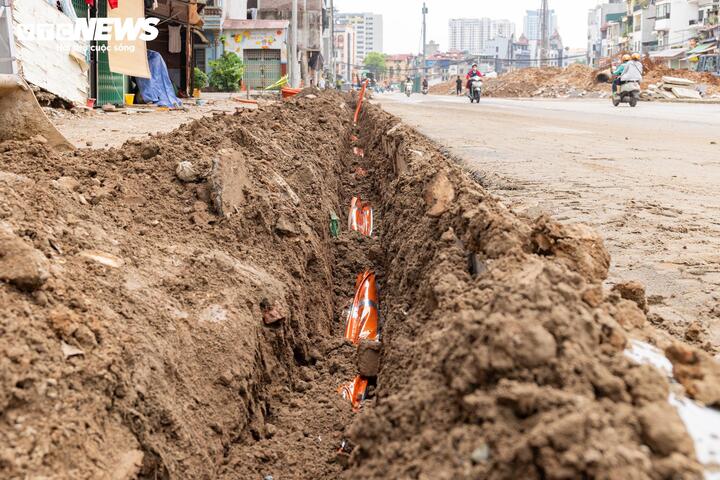 Nhiều hố ga được lắp đặt hoàn chỉnh, hệ thống cáp và đường ống kỹ thuật cũng đang được bố trí đồng bộ dưới lòng đất, sẵn sàng phục vụ vận hành khi dự án hoàn thành.