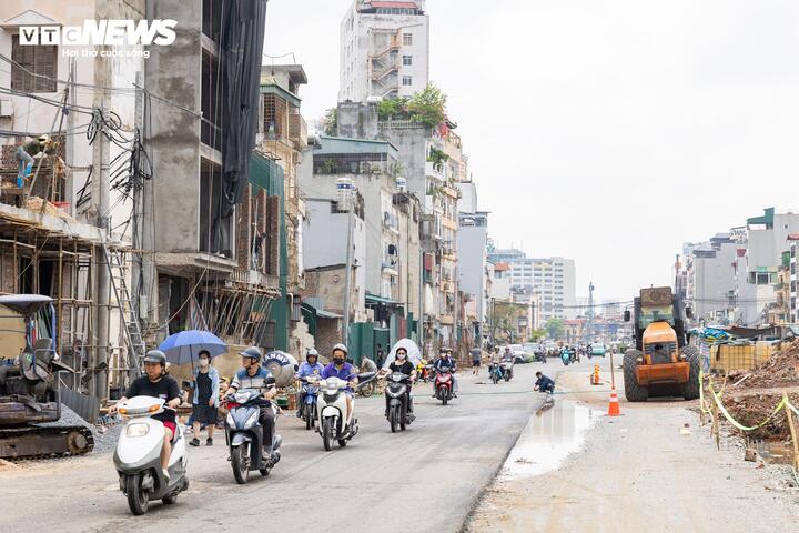Dự án đường Vành đai 1, đoạn Hoàng Cầu - Voi Phục có chiều dài khoảng 2,27km, tổng mức đầu tư hơn 7.200 tỷ đồng, từng được dư luận gọi là tuyến đường “đắt nhất hành tinh” do chi phí giải phóng mặt bằng lớn và kéo dài nhiều năm. Dự án là một trong những công trình giao thông trọng điểm của Hà Nội. Đến nay, khối lượng thi công toàn dự án đã đạt trên 40%.