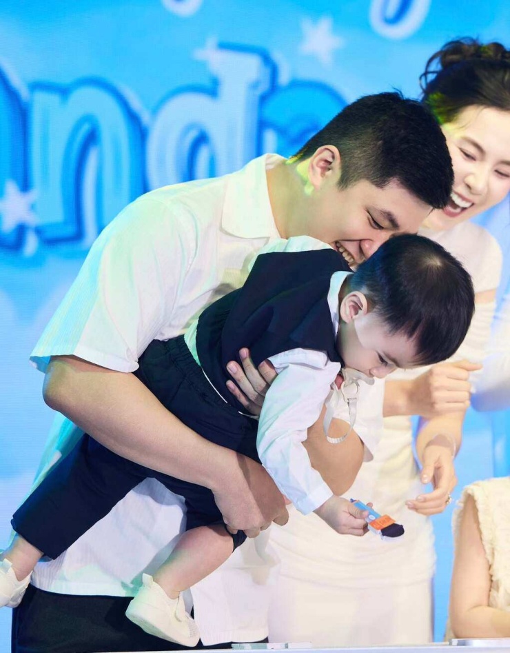 Vợ chồng Mai Ngọc trong tiệc thôi nôi của con hồi cuối tháng 4.