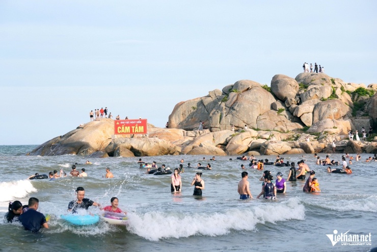 Hòn Cổ Giải nơi check-in hút khách ở Sầm Sơn