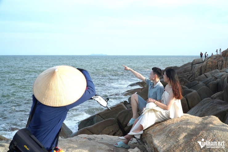 Đôi bạn trẻ lưu lại cho mình những tấm hình đẹp nhất