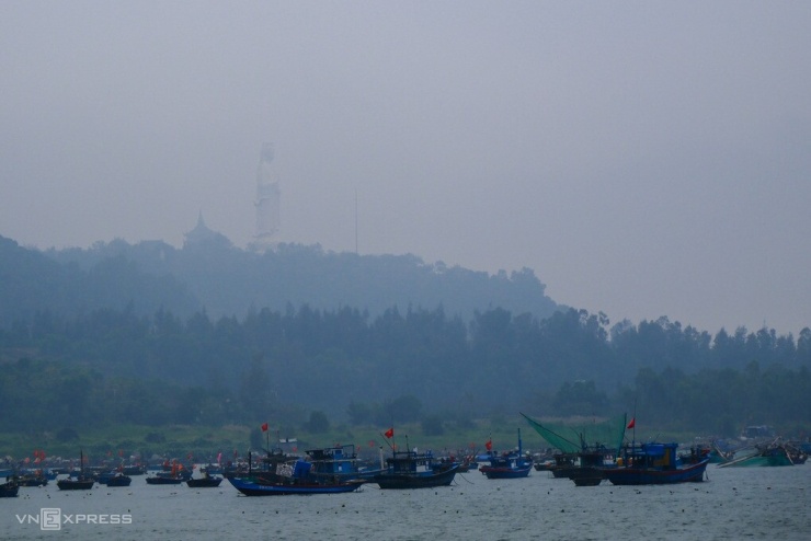 Tương Bồ Tát Quán Thế Âm ở Chùa Linh Ứng, cao 67 m, trên bán đảo Sơn Trà mờ ảo trong màn sương mù. Ảnh: Nguyễn Đông