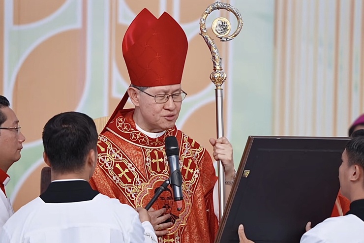 Đức Hồng y Luis Antonio Gokim Tagle công bố Tông thư của Đức Thánh Cha Lêô XIV, chính thức ghi tên linh mục Phanxicô Xaviê Trương Bửu Diệp vào danh sách các Chân phước của Giáo hội Công giáo.