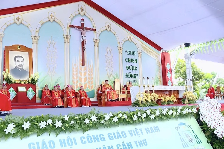 Đại lễ sáng 2/7 vì thế đánh dấu cột mốc đặc biệt khi lần đầu tiên nghi thức tuyên phong Chân phước được tổ chức ngay tại Việt Nam.