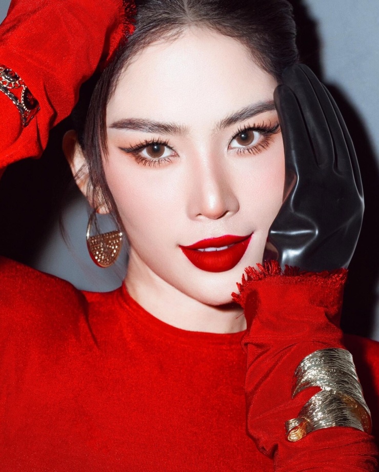 Nam Anh tại hậu trường loạt sự kiện sau khi thắng Miss Cosmo TP HCM.