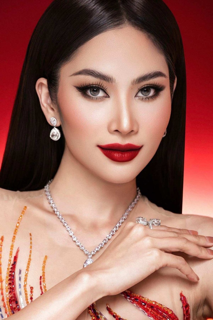 Người mẫu thường chọn phong cách trang điểm sắc sảo, nhấn vào mắt hoặc môi.