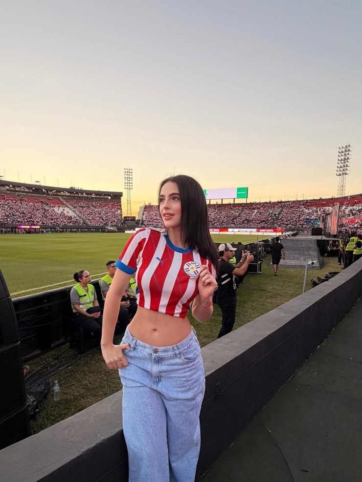 Cổ động viên được gọi là 'thiên thần World Cup' - 1