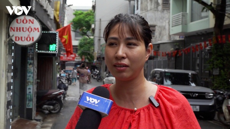 Chị Nguyễn Thị Thu – người dân sinh sống tại ngõ 381 Nguyễn Khang, chia sẻ: “Con đường này mưa cái là ngập lụt khiến người dân rất khổ và vất vả. Tôi được biết thông tin Nhà nước đang xây dựng và cải tạo con đường để người dân lưu thông và sinh hoạt, tôi cũng mong rằng đường mới sẽ khang trang, sạch đẹp để cuộc sống của chúng tôi được tốt hơn và việc đưa đón các cháu đi học cũng như chúng tôi đi làm cũng tiện lợi hơn”.