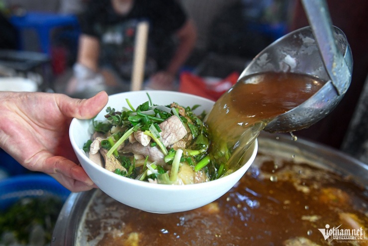  Nhiều quán ăn đã tăng giá bán khi giá xăng dầu tăng, nhưng khi giá xăng giảm họ không điều chỉnh giảm theo. Ảnh:  Linh Trang 