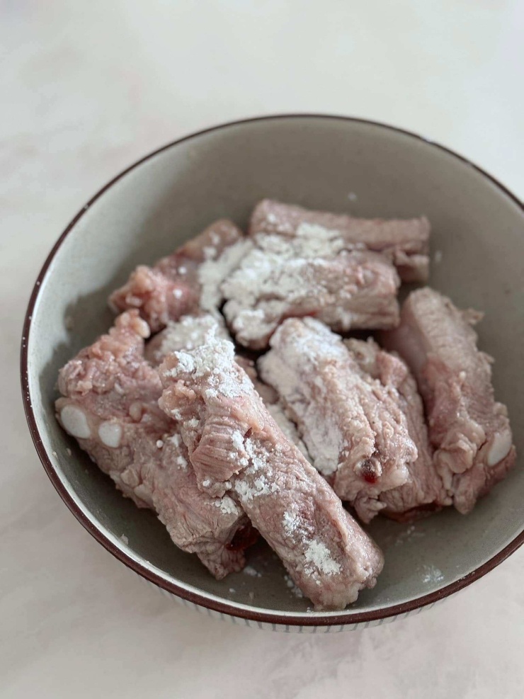 Sườn chần sơ, xả sạch, ướp