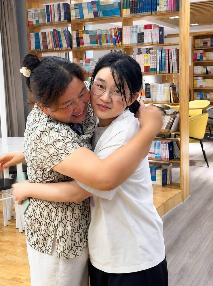 Zou ôm chầm con gái trong hạnh phúc. Ảnh: Cover News