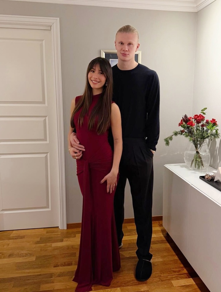 Váy áo tôn dáng của bạn gái Erling Haaland - 6