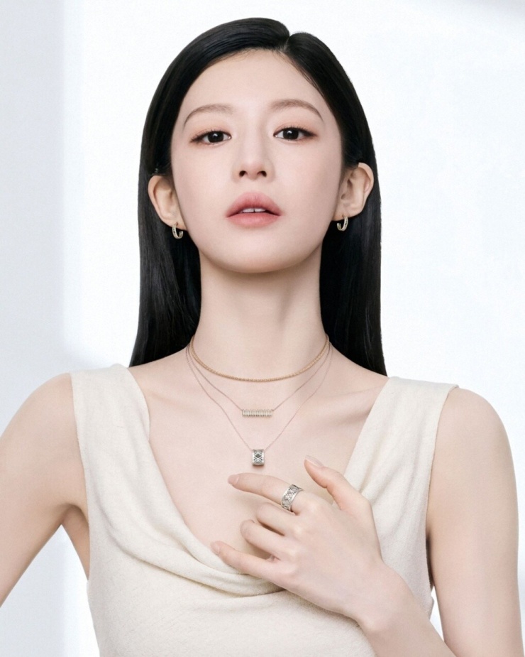Go Yoon Jung gây ấn tượng với khuôn mặt được nhiều chuyên gia thẩm mỹ và truyền thông Hàn Quốc đánh giá có tỷ lệ cân đối, hài hòa, thường được ví với 'tỷ lệ vàng' trong thẩm mỹ gương mặt. Ảnh: Starnews