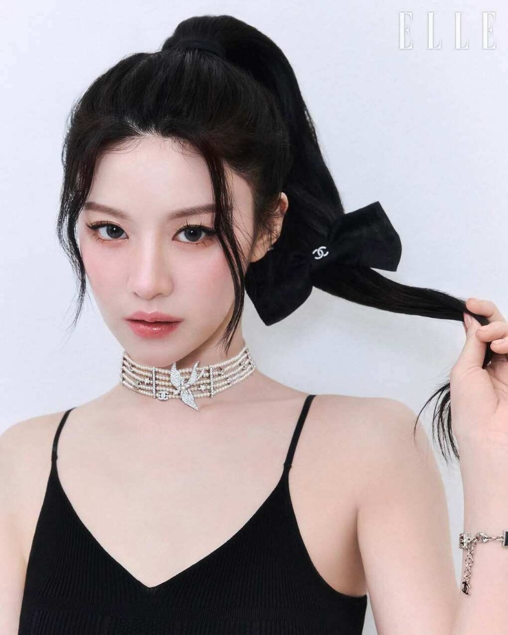 Làn da căng bóng, trong trẻo của Go Yoon Jung không đến từ quy trình dưỡng da phức tạp hay mỹ phẩm đắt tiền. Ảnh: Elle