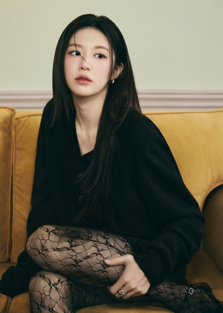 Go Yoon Jung duy trì làn da căng bóng nhờ ưu tiên làm sạch, dưỡng ẩm và chống nắng đều đặn mỗi ngày. Ảnh: Netflix