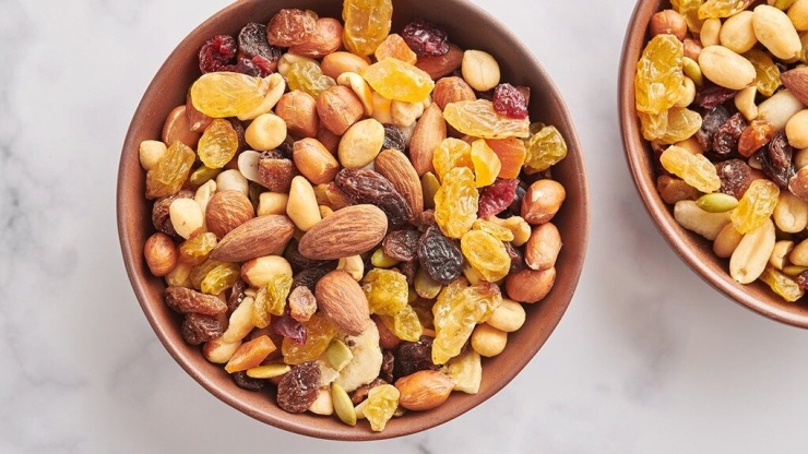 Các loại hạt như hạnh nhân, óc chó, hạt chia và hạt lanh cung cấp chất béo không bão hòa, protein thực vật, vitamin E, magie và chất xơ, góp phần giảm viêm, bảo vệ tim mạch, duy trì làn da khỏe mạnh và tăng cảm giác no, hỗ trợ kiểm soát cân nặng ở phụ nữ sau tuổi 40. Ảnh: Healthline
