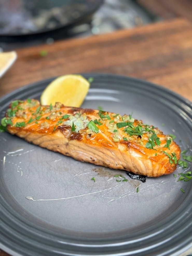 Cá hồi giàu protein chất lượng cao, omega-3, vitamin D và astaxanthin, những dưỡng chất giúp bảo vệ tim mạch, duy trì khối lượng cơ, giảm viêm và hỗ trợ làn da khỏe mạnh, đặc biệt có lợi cho phụ nữ sau tuổi 40. Ảnh: Seatopia
