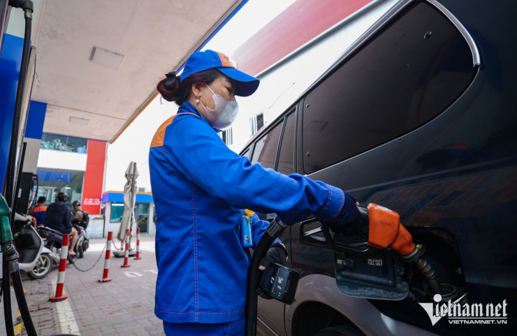 Giá xăng được điều chỉnh giảm. Ảnh: Thạch Thảo