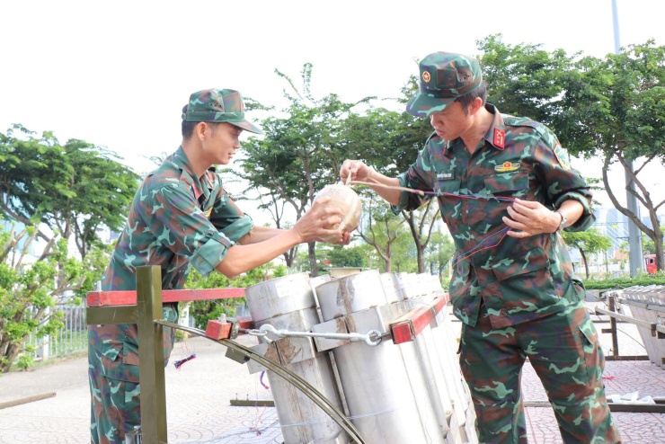 Lực lượng kỹ thuật lắp đặt hệ thống pháo hoa tại trung tâm TP.HCM.