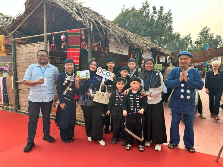 Ông Nguyễn Quang Tuấn - Phó bản Làng nhà sàn Thái Hải (ngoài cùng bên phải ảnh) cùng người dân tham gia giới thiệu sản phẩm OCOP của bản tại Festival OCOP Việt Nam 2025. 