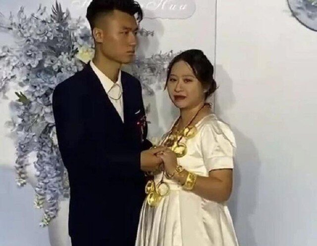 Trong nhiều khoảnh khắc cô dâu ngước nhìn chồng đầy trìu mến, chú rể vẫn giữ vẻ mặt nghiêm nghị và không đáp lại.