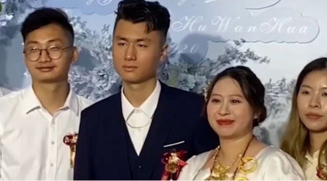 Chú rể giữ gương mặt lạnh lùng từ đầu đến cuối buổi lễ.