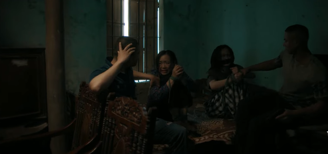 Mai và mẹ bị hai kẻ lạ mặt trói tay, nhốt trong nhà. Ảnh VTV
