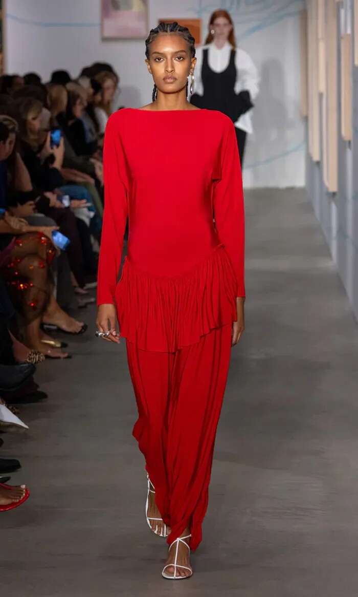 Bộ jumpsuit trên sàn diễn Ashlyn New York xuân/hè. Ảnh: Ashlyn New York