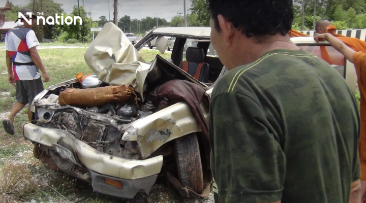 Chiếc xe bị biến dạng phần đầu sau khi đâm vào các nhà sư. (Ảnh: Nation Thailand)