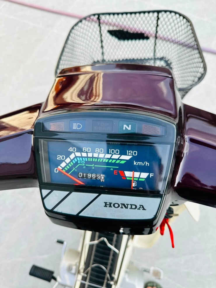 ODO hiển thị 1.963 km. 