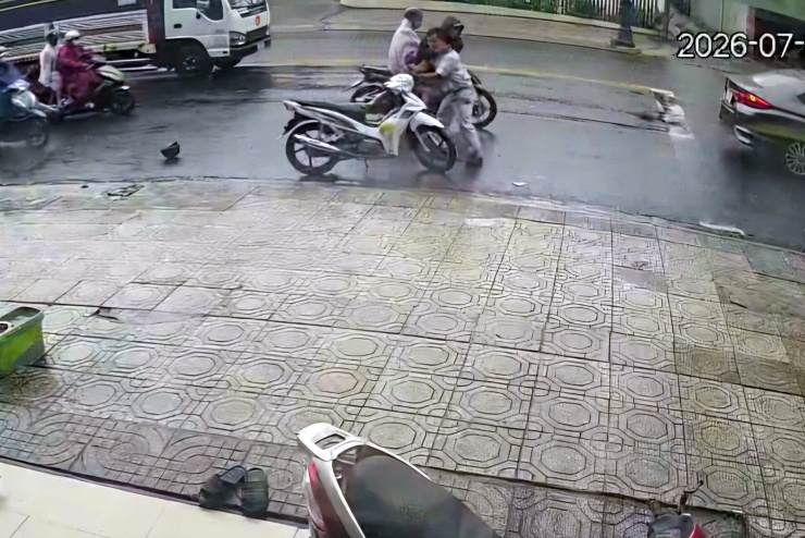Diễn biến vụ tấn công người đi đường, cướp xe máy bị camera ghi lại. Ảnh: H.T