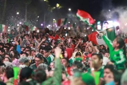 Hàng triệu CĐV Mexico xuống đường ăn mừng chiến thắng, nhiều người thiệt mạng