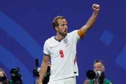 Rực rỡ Harry Kane giải cứu ĐT Anh, vượt mặt "Vua bóng đá" Pele