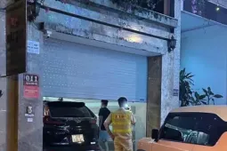Lái xe ôtô tông trúng hai 2 người trên vỉa hè rồi rời khỏi hiện trường