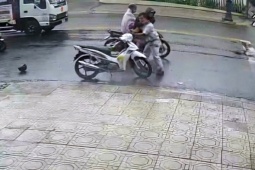 Tấn công người đang dừng đèn đỏ, cướp xe máy