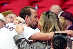 Harry Kane hôn vợ đẹp ăn mừng, dàn WAGs tuyển Anh vỡ òa sau màn ngược dòng nghẹt thở