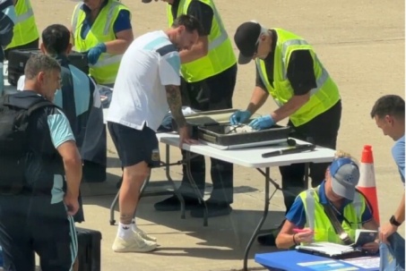 ĐT Argentina bị khám xét ngay tại sân bay, Messi phản ứng bất ngờ