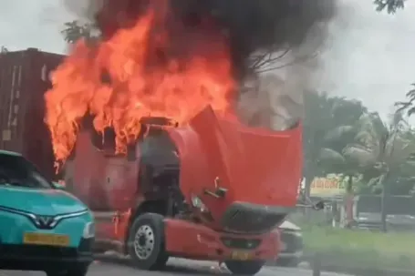 [Clip] Đầu xe container bốc cháy ngùn ngụt trên đường cửa ngõ phía Tây TPHCM