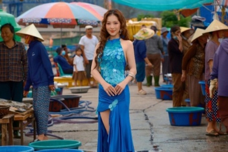 Hương Tràm biến chợ cá Cửa Lò thành sàn diễn, mang tinh thần bóng đá Sông Lam Nghệ An vào MV "gái NGHỆ"