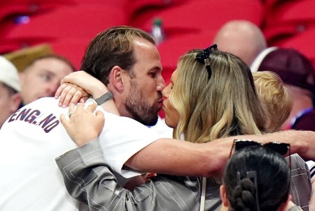 Harry Kane hôn vợ đẹp ăn mừng, dàn WAGs tuyển Anh vỡ òa sau màn ngược dòng nghẹt thở
