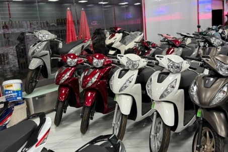 Honda tăng giá niêm yết hàng loạt xe máy xăng