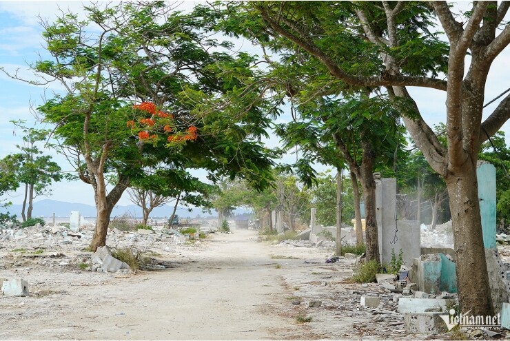 Cận cảnh tháo dỡ 'phố đèn đỏ' một thời ở Nghệ An - 5
