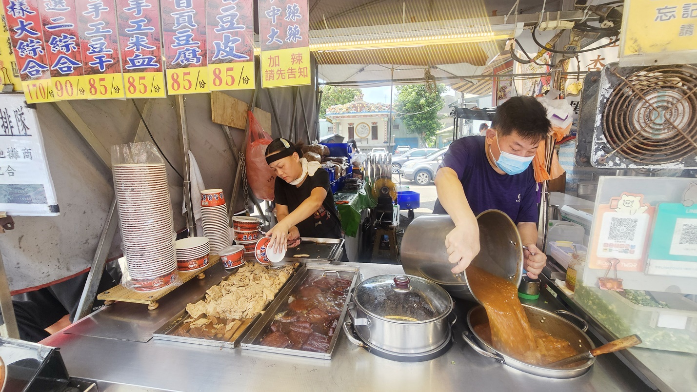 Những quầy hàng ẩm thực luôn níu chân du khách khi đến Đại Khê