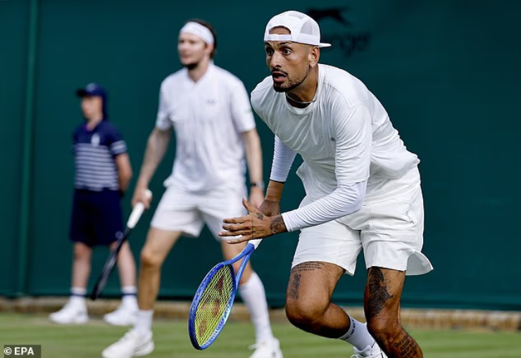 Thi đấu vòng 1 đôi nam Wimbledon cặp đôi nhận được 18.000 bảng (khoảng 629 triệu đồng) nhưng Kyrgios đang đối mặt án phạt 37.000 bảng (khoảng 1,3 tỷ đồng)