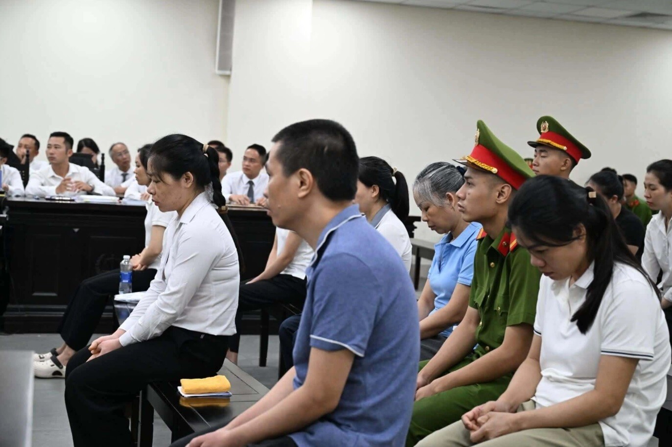 Bị cáo Khiêm (áo xanh) tại phiên tòa mở ngày 2/7. Ảnh: Danh Lam