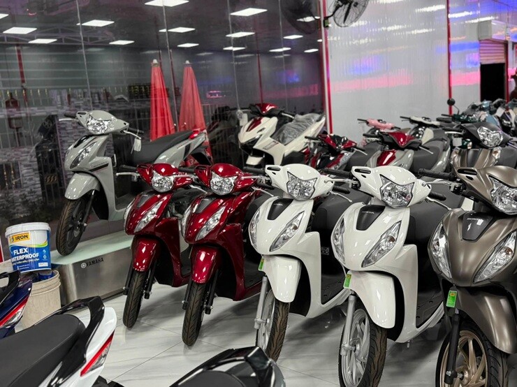 Honda tăng giá niêm yết hàng loạt xe máy xăng - 1