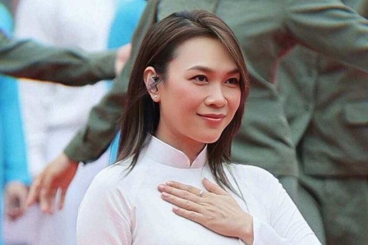 Ảnh sao 3/7: Mỹ Tâm 'gây thương nhớ' với áo dài trắng